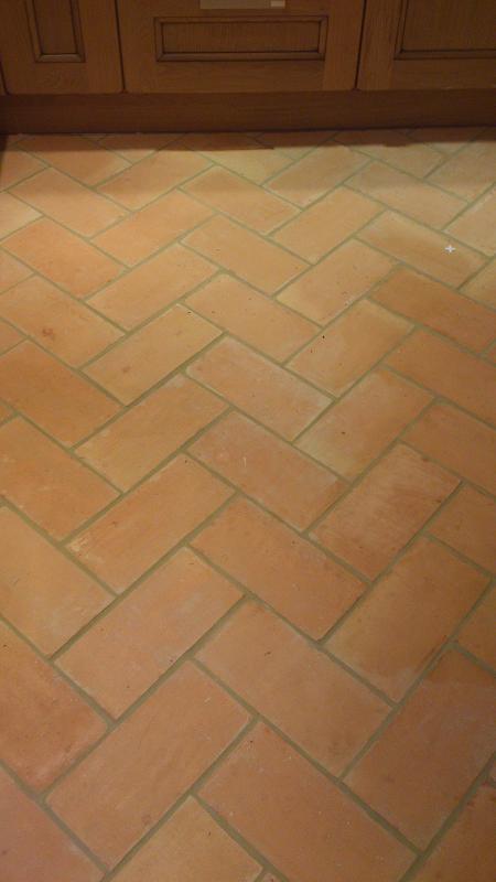 Dales Knotty Oak kitchen fitted with Encore worktops, travertine wall tiles and terracotta floor tiles