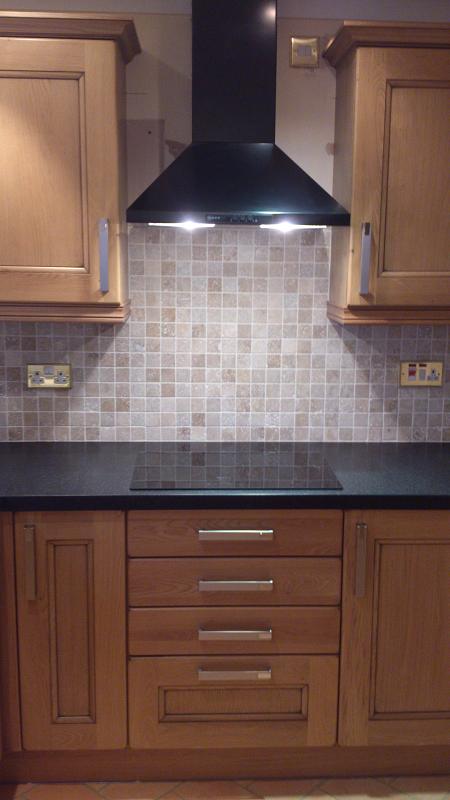 Dales Knotty Oak kitchen fitted with Encore worktops, travertine wall tiles and terracotta floor tiles