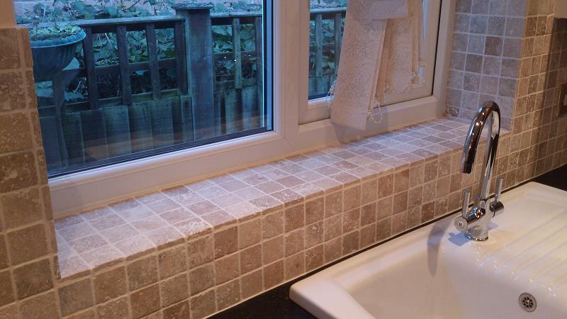 Dales Knotty Oak kitchen fitted with Encore worktops, travertine wall tiles and terracotta floor tiles