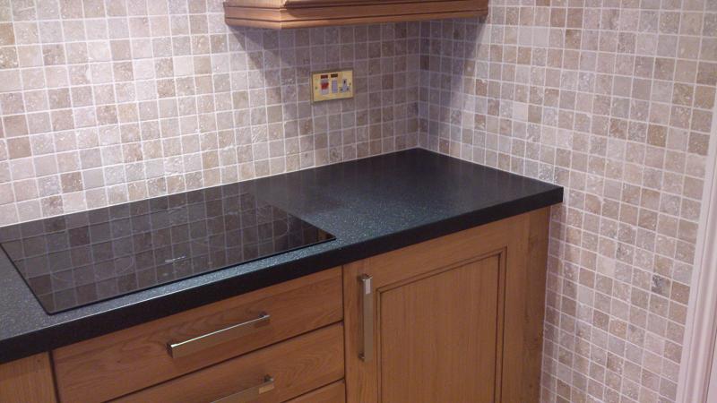 Dales Knotty Oak kitchen fitted with Encore worktops, travertine wall tiles and terracotta floor tiles