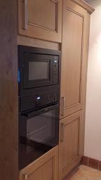 Dales Knotty Oak kitchen fitted with Encore worktops