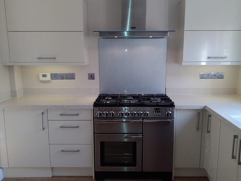 Logica Gloss Ivory kitchen fitted with Encore Calico worktops