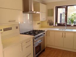 Logica Gloss Ivory Kitchen fitted with Encore Calico worktops